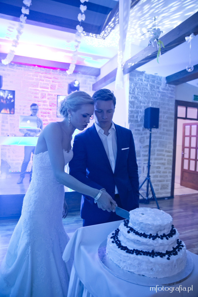 Krojenie tortu weselnego przez Parę Młodą